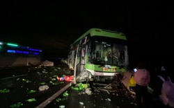 Xe khách giường nằm đâm dải phân cách trên cao tốc Dầu Giây - Phan Thiết, 1 người tử vong