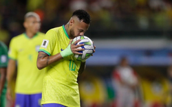 Neymar vượt qua “Vua bóng đá” Pele, Brazil đè bẹp Bolivia