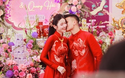 Quang Hải trao nụ hôn ngọt ngào cho vợ trong ngày ăn hỏi