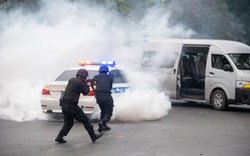 Hình ảnh cảnh sát gìn giữ hòa bình của Bộ Công an diễn tập giải cứu con tin, chống khủng bố