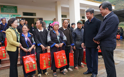 Bộ trưởng Bộ Nội vụ tặng quà Tết cho hơn 600 hộ dân vùng lũ Mù Cang Chải