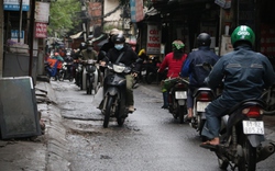 Mòn mỏi chờ dự án triển khai, người dân Hà Nội chật vật di chuyển trên con đường chi chít "ổ voi ổ gà"