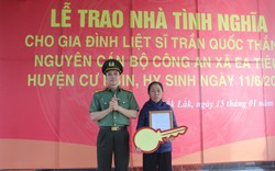 Tặng nhà tình nghĩa cho thân nhân thiếu tá công an hy sinh trong vụ khủng bố ở Đắk Lắk
