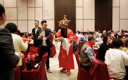Trung Quốc: "Cơn bão" tiệc cuối năm đổ bộ