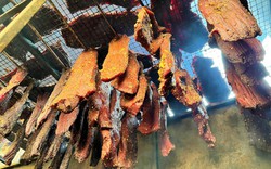 Bò giàng, thịt lợn gác bếp, vố số đặc sản vạn người mê của miền núi Nghệ An xuống phố bán dịp Tết