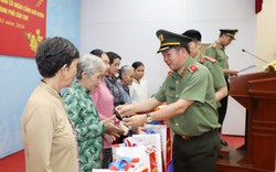Thiếu tướng Đinh Văn Nơi trao nhà Đại đoàn kết và tặng quà Tết cho người dân có hoàn cảnh khó khăn ở Cần Thơ