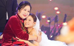Đám cưới Yanbi - Trang Abby: Mẹ giọng ca "Thu cuối" đi xe lăn lên lễ đường, trao sính lễ cho con dâu