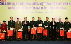 Phó Thủ tướng Trần Lưu Quang trao tặng 1 tỷ đồng ủng hộ Quỹ Vì người nghèo tỉnh Hoà Bình