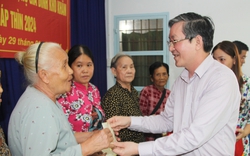 Chủ tịch Hội NDVN Lương Quốc Đoàn trao quà Tết cho gia đình chính sách, hộ hoàn cảnh khó khăn ở An Giang