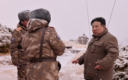 Hình ảnh ông Kim Jong Un chỉ đạo thử tên lửa hành trình chiến lược phóng từ tàu ngầm