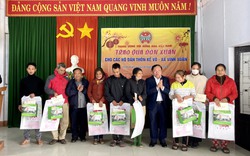 Phó Chủ tịch Hội NDVN Đinh Khắc Đính trao quà Tết cho nông dân khó khăn tại Thừa Thiên Huế 