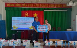 Đoàn Thanh niên TAND tỉnh Long An tặng quà Tết cho học sinh, hộ dân nghèo