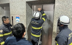 Cảnh sát trấn an, cạy cửa thang máy ở trụ sở Bộ Công Thương cứu 7 nạn nhân bị mắc kẹt ra ngoài