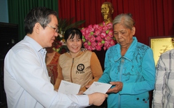 Chủ tịch Hội NDVN Lương Quốc Đoàn trao quà Tết cho người dân tại 4 địa phương của An Giang