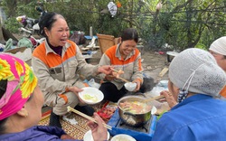 "Bữa tiệc" tất niên giản dị bên lề đường của những nữ lao công Hà Nội