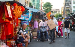 Chợ nhà giàu, chợ vàng mã sôi động mùa Tết