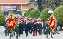 Lãnh đạo tỉnh Lai Châu qua các thời kỳ dâng hoa tưởng nhớ các anh hùng liệt sỹ