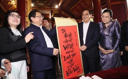 Hình ảnh báo chí 24h: Thủ tướng Phạm Minh Chính tặng chữ thư pháp cho Thủ tướng Lào