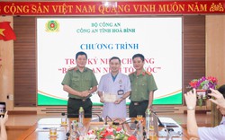 Giám đốc BVĐK tỉnh Hòa Bình nhận Kỷ niệm chương "Bảo vệ an ninh Tổ quốc"