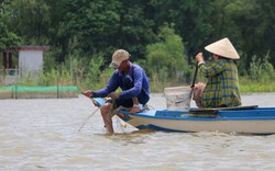 Nước lũ rút ra sông, dân đầu nguồn An Giang đang "đón đường" đánh bắt cá đồng