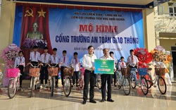 Nhựa Tiền Phong trao tặng mũ bảo hiểm và xe đạp cho mô hình “Cổng trường an toàn giao thông” tại TP. Hải Phòng