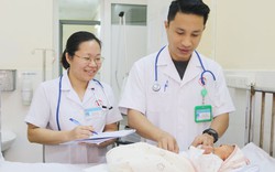 Bé gái 26 ngày tuổi đã mắc bệnh hiểm khiến vùng bẹn phình to