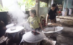 Dân một làng cổ ở Đà Nẵng làm đặc sản bán dịp Tết, nhà nào cũng đỏ lửa ngày đêm