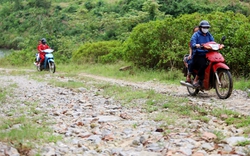 Hà Tĩnh: Đường “độc đạo” xuống cấp nguy hại, phải chờ một dự án hồ chứa nước 1.400 tỷ đang “đắp chiếu”