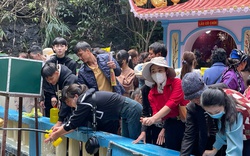 Thanh Hóa: Hàng nghìn du khách kéo về Phủ Na, chen chân xin "nước thánh" cầu may ngày đầu xuân