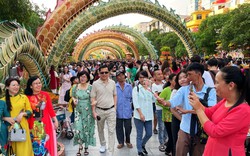 Khách du xuân đổ đến đường hoa Nguyễn Huệ cho kịp trước khi đóng cửa