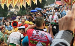 Hàng nghìn người đội mưa, tranh nhau hứng tiền "lộc" tại lễ khai hội chùa Hương 2024