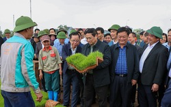 Thủ tướng Phạm Minh Chính trực tiếp ngồi máy cấy, cấy lúa cùng nông dân