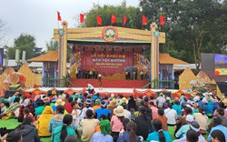 Lễ hội Khai hạ dân tộc Mường tỉnh Hoà Bình đông nghịt người trước ngày khai mạc