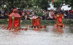 Hình ảnh lễ hội có 3 chiếc kiệu "bay" xuống nước ở Thái Bình