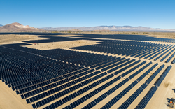 Toàn cảnh trang trại điện mặt trời lưu trữ điện bằng pin lớn nhất thế giới