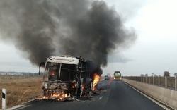 Xe khách giường nằm bị cháy trơ khung trên cao tốc Vĩnh Hảo - Phan Thiết