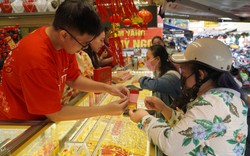 Chợ bán vàng “bình dân” ở Sài Gòn hút khách ngày vía Thần Tài