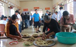 Cả làng ở Hà Tĩnh thức xuyên đêm gói 2.000 cái bánh chưng dâng vua Mai Hắc Đế