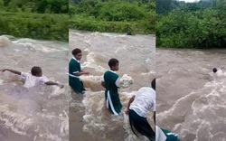 Học sinh Fiji phải bơi qua dòng nước chảy xiết để đến trường