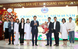 Phó Bí thư Thường trực Tỉnh ủy Lai Châu thăm, chúc mừng Ngày Thầy thuốc Việt Nam tại Sở Y tế
