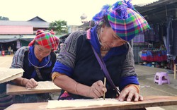 Dùng sáp ong vẽ hoa văn trên vải, các "nữ họa sĩ" người Mông tạo nên những tác phẩm cực kỳ độc đáo