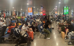 24 tháng Chạp: Dòng người về quê đón Tết, sân bay Tân Sơn Nhất đón gần 130.000 khách