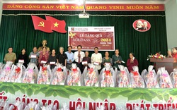 Agribank tỉnh Đắk Lắk tặng quà tết cho người nghèo xã Ea Kiết 