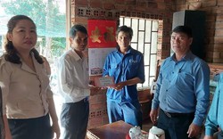 Hội Nông dân thị xã Ninh Hòa tặng quà cho các thanh niên trúng tuyển nghĩa vụ quân sự 