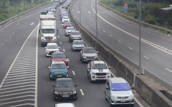Cận Tết, lượng xe tăng gấp 3 lần, cao tốc Đà Nẵng - Quảng Ngãi ùn tắc nghiêm trọng