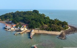 Kỳ lạ, một hòn đảo cách bờ biển Hải Phòng non 1km, lên thấy rừng rậm, bãi đá cổ, cá heo bơi hàng đàn