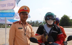 Bình Định: CSGT "tuýt còi" và hành động tử tế với người dân đi xe máy đường dài về quê ăn Tết 