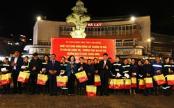 Thường trực Ban Bí thư, Trưởng Ban Tổ chức Trung ương tặng quà Tết cho hàng trăm công nhân tại Đà Lạt