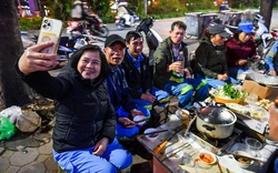 Bữa tất niên đặc biệt của những người "phơi gió sương" ngoài đường giữa đêm lạnh 29 Tết