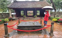 Xôn xao chuyện Bảo vật quốc gia bằng đá, hễ gặp nước là nổi hình rồng cuộn tại đền thờ vua Đinh ở Ninh Bình